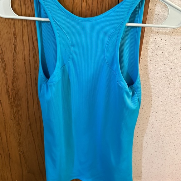 Under Armor tank tops size medium - Picture 6 of 10